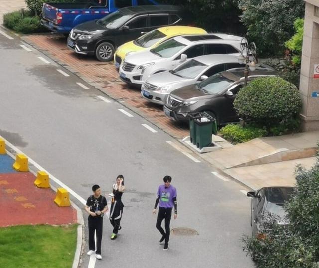 赵丽颖|赵丽颖最新生图，穿紧身吊带似窈窕淑女，黄晓明当“护花使者”