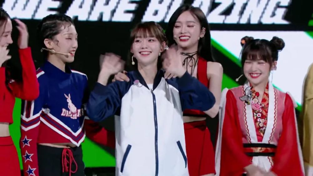 各位是不是也仿佛看到了两年前那个梳着马尾唱《从前慢》的青涩少女呢