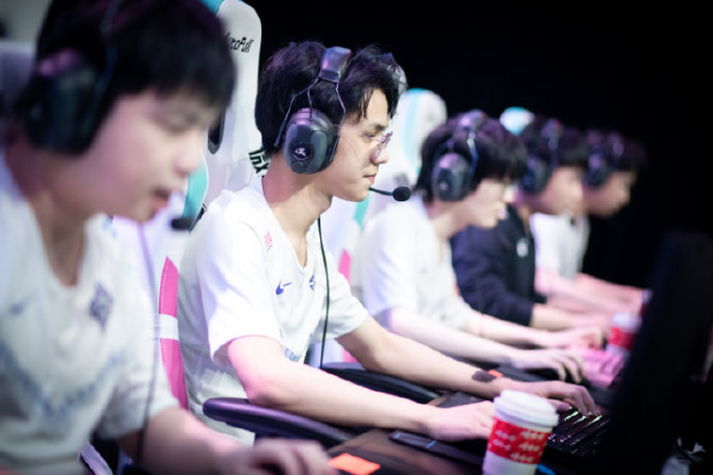 替补中单Cryin被RNG“雪藏”，网友愤怒：已经被RNG毁了