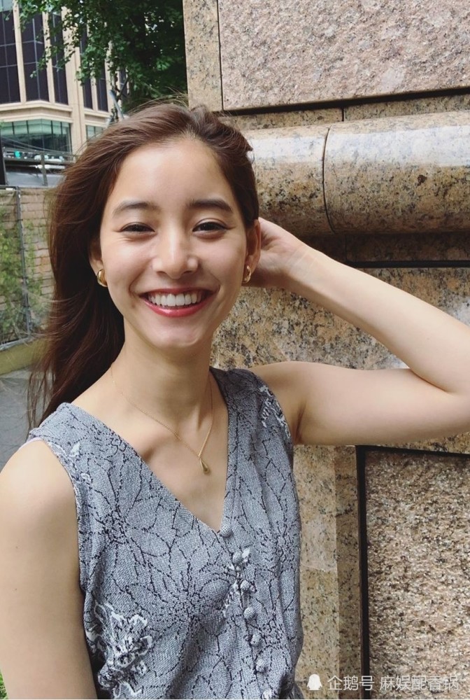 新木优子:穿上喜欢的裙子后,我还是喜欢笑,是那种露出八颗牙齿的笑!