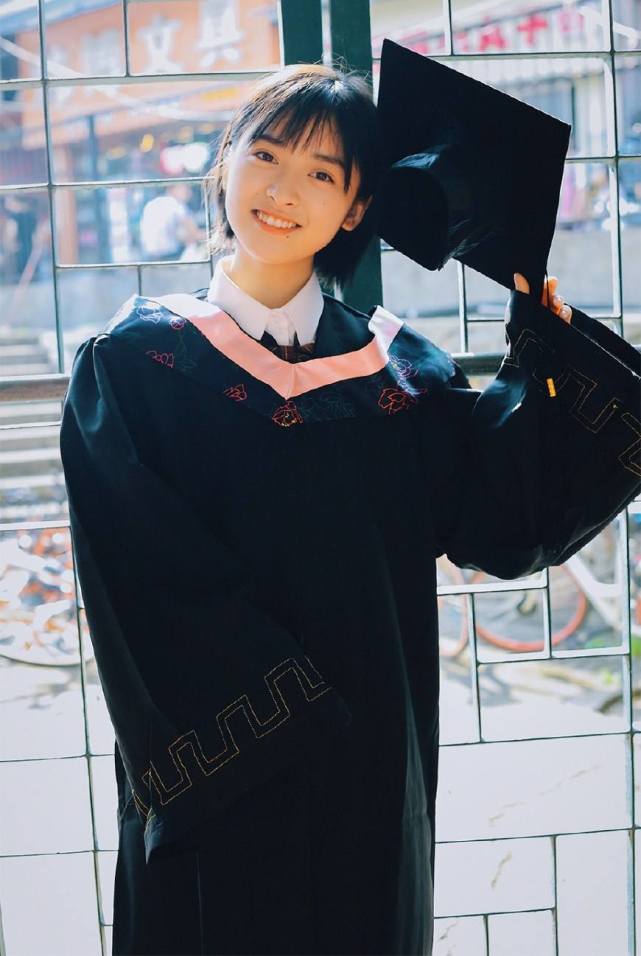 鱼与熊掌不可兼得 男子带老婆孩子拍本科毕业照 学业家庭双丰收 西安体育学院 本科 毕业照 大学生 毕业