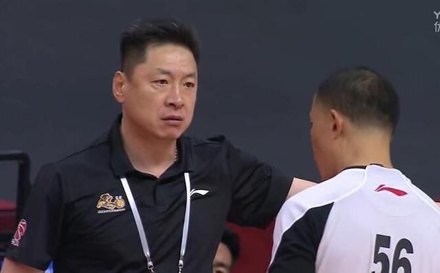 开场四川队打得更加积极,内线李原宇和袁振梁的组合攻击力很强,四川队