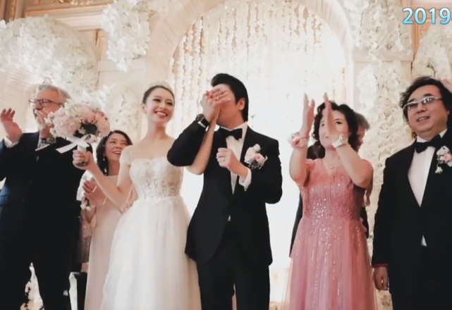 吉娜和郎朗结婚现场的画面,吉娜挽着爸爸的胳膊出场,爸爸可真帅