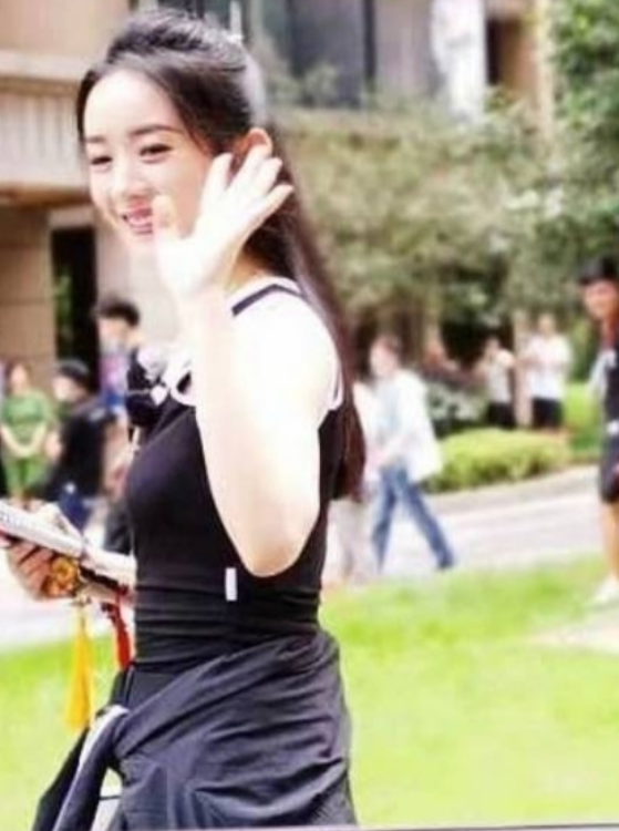 赵丽颖|赵丽颖只会模仿杨幂？私服完全一个类型，身材却比不上杨幂