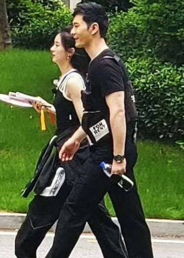 赵丽颖|赵丽颖只会模仿杨幂？私服完全一个类型，身材却比不上杨幂