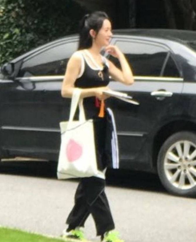 赵丽颖|赵丽颖只会模仿杨幂？私服完全一个类型，身材却比不上杨幂
