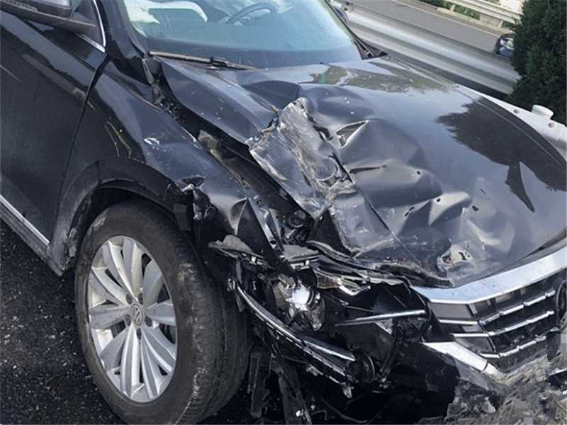 帕萨特追尾速腾,现场有些惨烈,网友:同是大众车差别真不小!