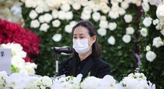 何猷君|三位太太排一起看似姐妹，何猷君内增高把亲哥比了下去，二房威风