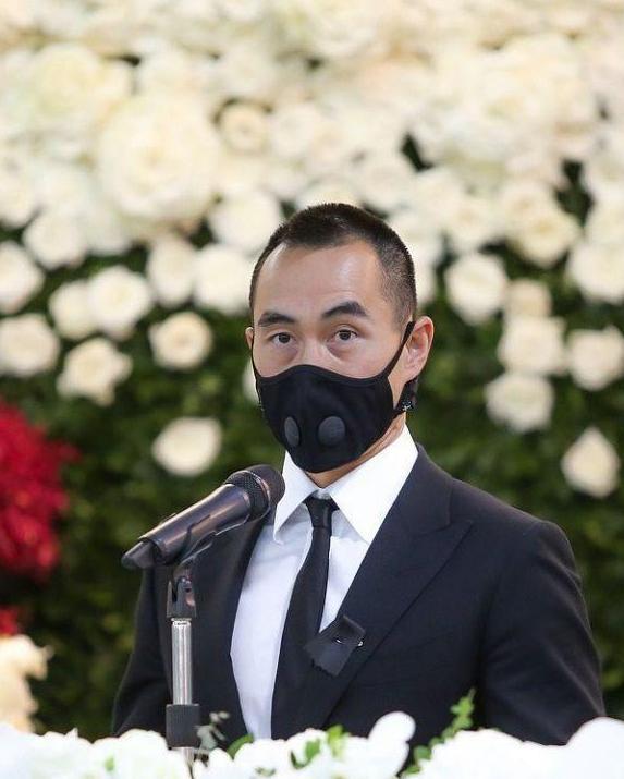何猷君|三位太太排一起看似姐妹，何猷君内增高把亲哥比了下去，二房威风