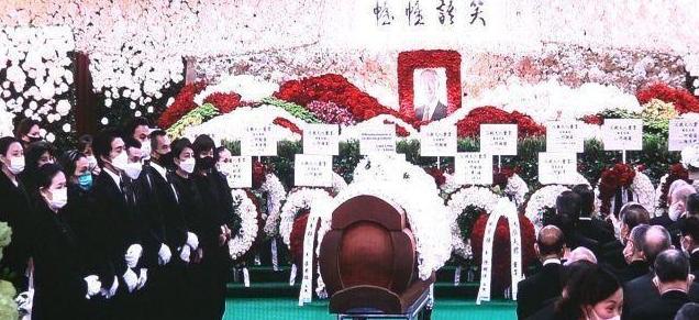 何猷君|三位太太排一起看似姐妹，何猷君内增高把亲哥比了下去，二房威风