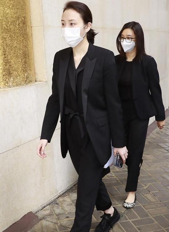 何猷君|三位太太排一起看似姐妹，何猷君内增高把亲哥比了下去，二房威风