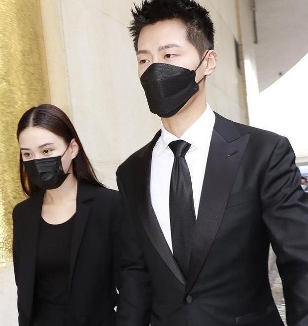 何猷君|三位太太排一起看似姐妹，何猷君内增高把亲哥比了下去，二房威风