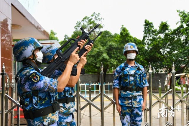 站岗执勤篇夕阳下的敬礼领略海军警卫兵风采.带你走进南部