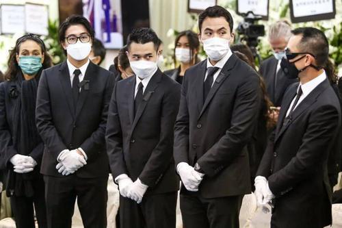 何鸿燊|何鸿燊设灵首日只让至亲告别，但被称为“殡仪之星”的她还是来了