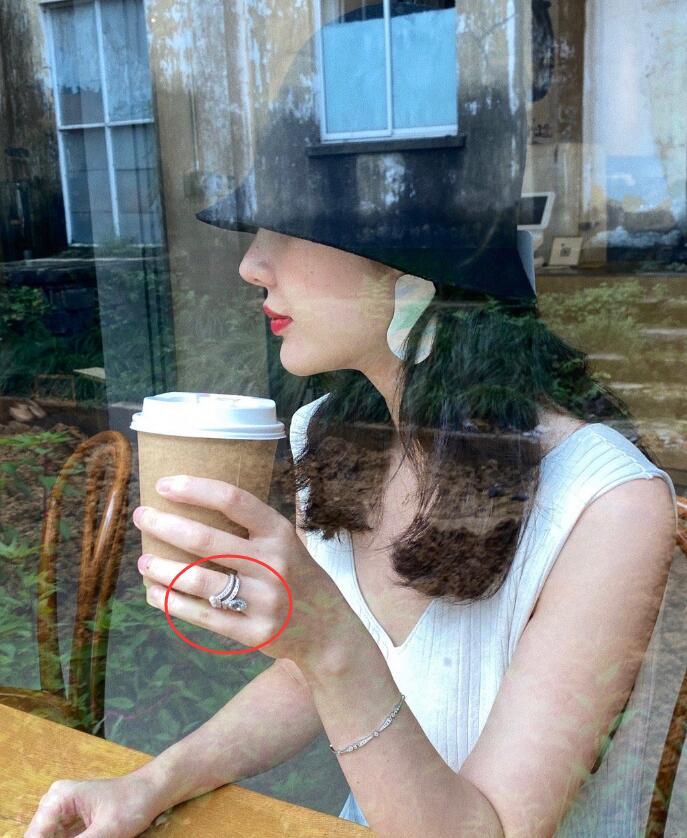 董花花|总裁夫人晒照秀巨钻婚戒尽显正宫地位，蒋凡疑亲自执镜身影曝光