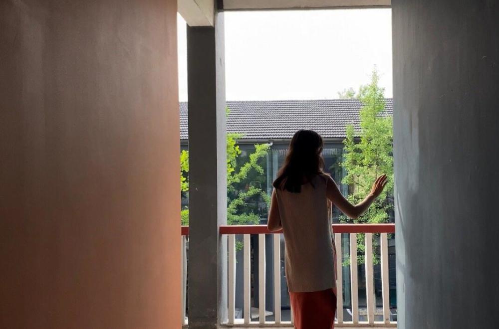 董花花|总裁夫人晒照秀巨钻婚戒尽显正宫地位，蒋凡疑亲自执镜身影曝光