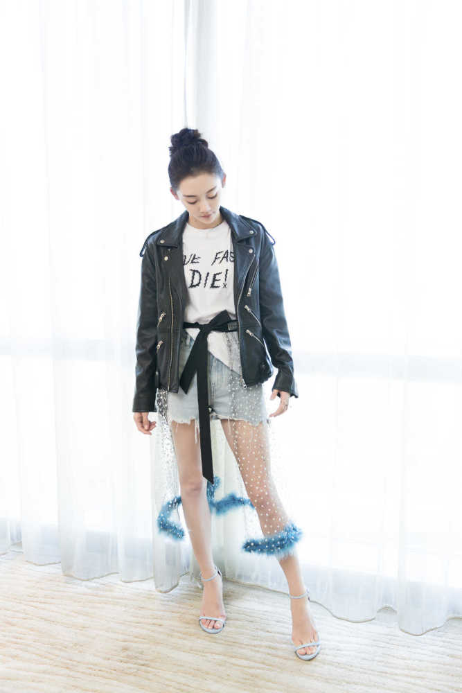 苗苗气质清纯甜美穿黑色皮质外套搭配牛仔裤美如初恋女友