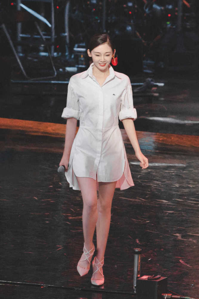 苗苗气质清纯甜美穿黑色皮质外套搭配牛仔裤美如初恋女友