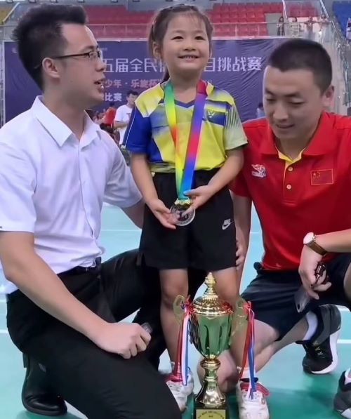 这个小女孩是山东泰安的,名叫李依依,今年才6岁.