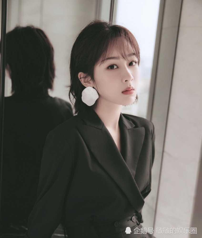 杨紫|有种意外出道叫“杨紫经纪人”，同框颜值比杨紫还高，网友喊话让她原地出道