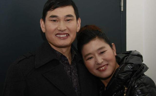 朱之文|大衣哥妻子越来越时尚，墨镜戴在头顶上，走路“带风”宛如女星