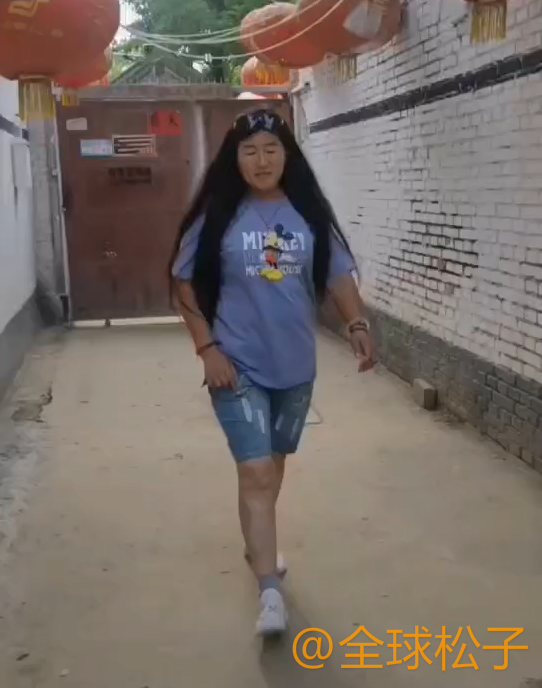 朱之文|大衣哥妻子越来越时尚，墨镜戴在头顶上，走路“带风”宛如女星