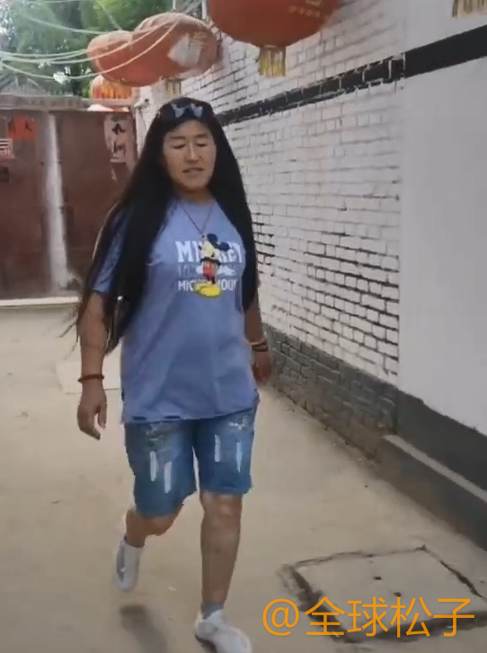 朱之文|大衣哥妻子越来越时尚，墨镜戴在头顶上，走路“带风”宛如女星