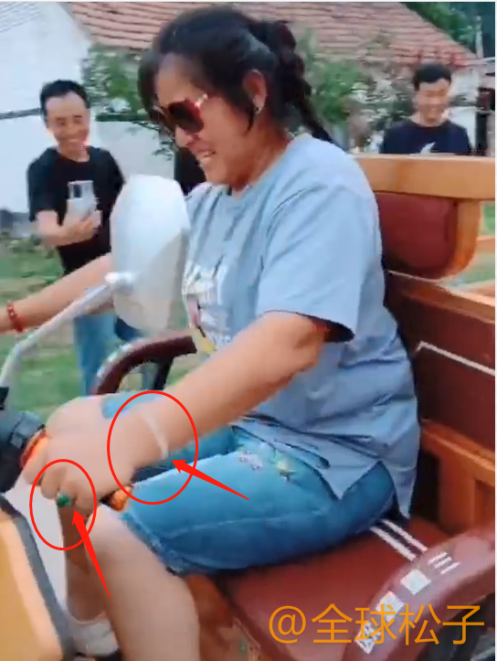 朱之文|大衣哥妻子越来越时尚，墨镜戴在头顶上，走路“带风”宛如女星