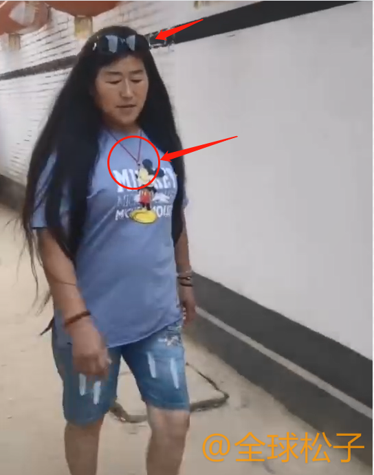 朱之文|大衣哥妻子越来越时尚，墨镜戴在头顶上，走路“带风”宛如女星