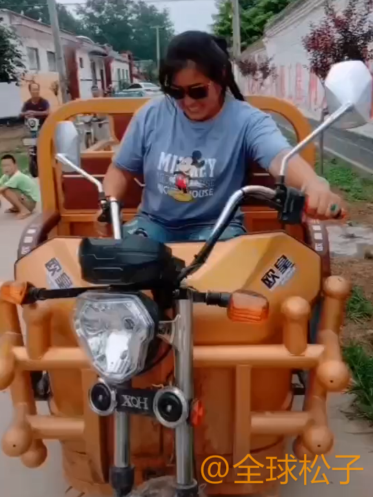 朱之文|大衣哥妻子越来越时尚，墨镜戴在头顶上，走路“带风”宛如女星