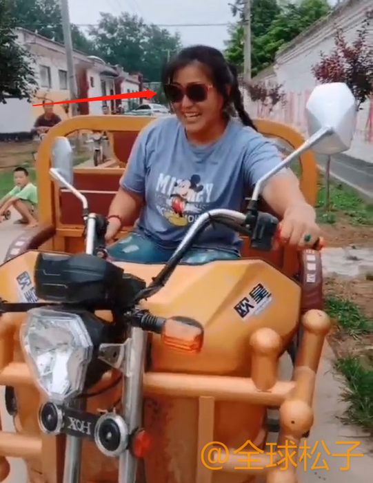 朱之文|大衣哥妻子越来越时尚，墨镜戴在头顶上，走路“带风”宛如女星