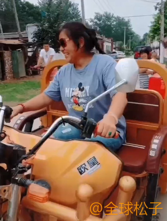 朱之文|大衣哥妻子越来越时尚，墨镜戴在头顶上，走路“带风”宛如女星