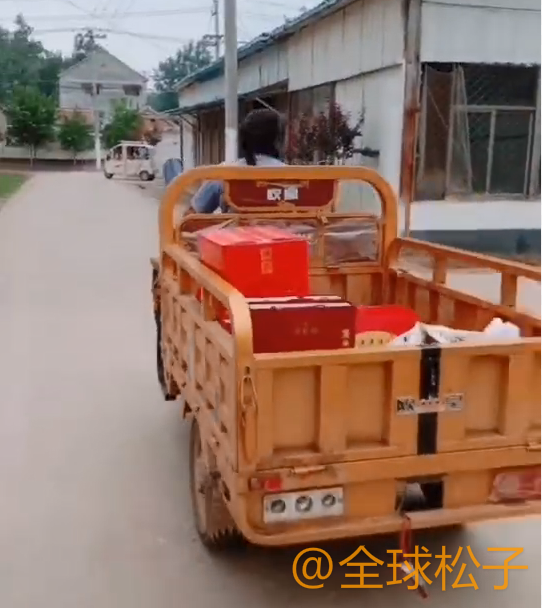 朱之文|大衣哥妻子越来越时尚，墨镜戴在头顶上，走路“带风”宛如女星