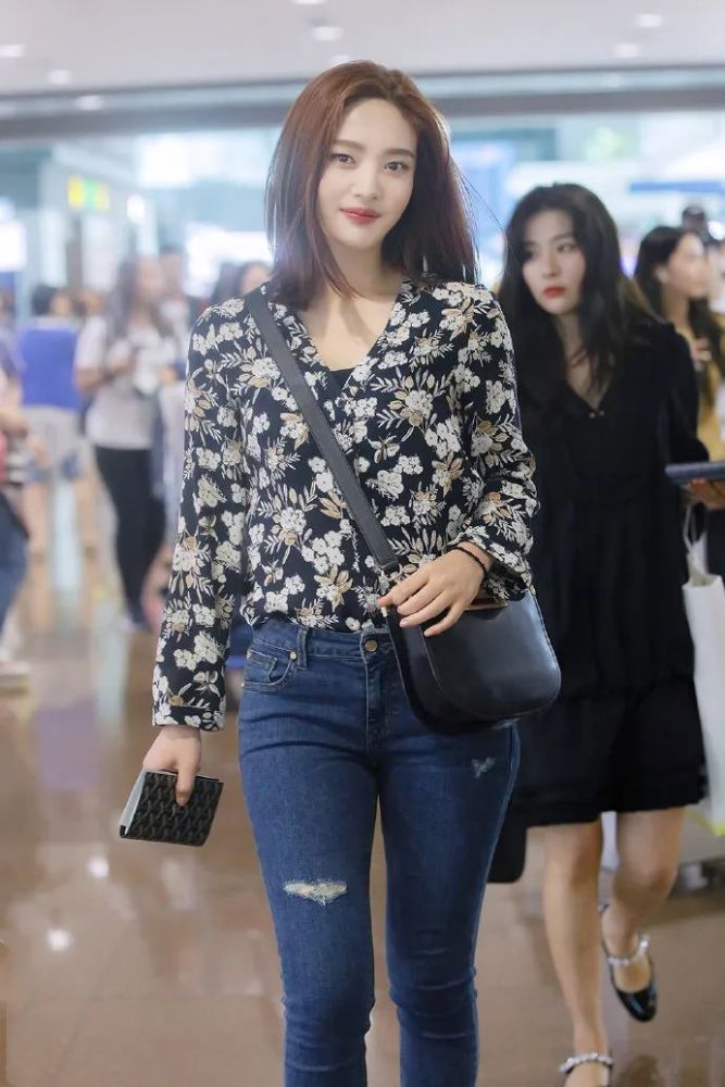 朴秀荣是什么神仙妹妹?别人穿着像阿姨的花衣服,她穿更娇媚了