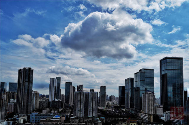 白云低飘微风徐徐成都今天很安逸