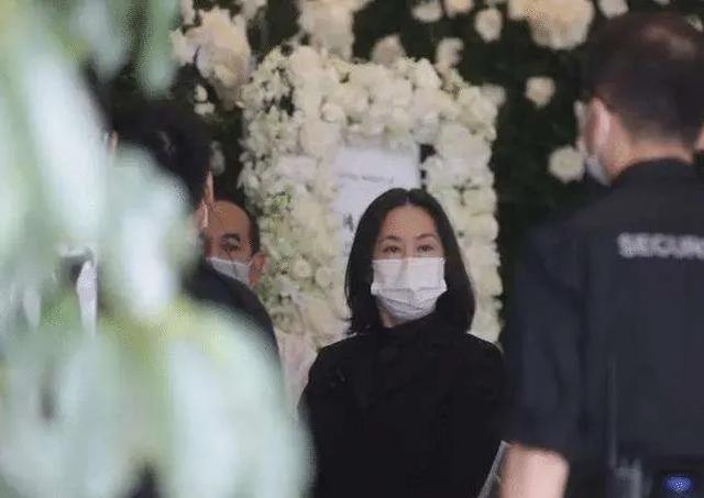 何超琼|何超琼在赌王丧礼上表现冷静而坚强，陈百强去世时却哭成泪人