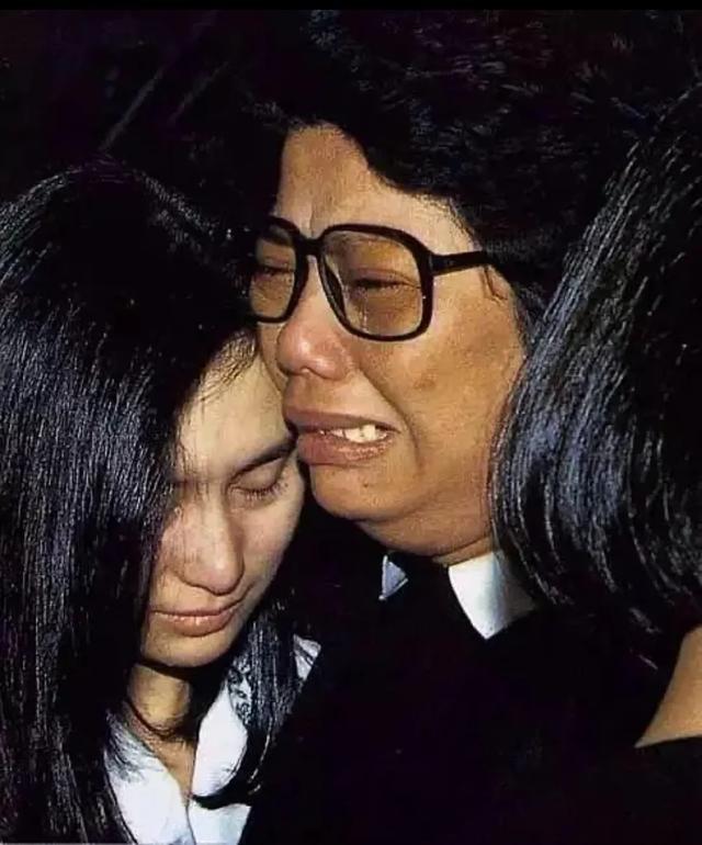 何超琼|何超琼在赌王丧礼上表现冷静而坚强，陈百强去世时却哭成泪人