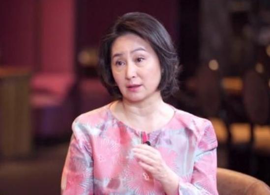 何超琼|何超琼在赌王丧礼上表现冷静而坚强，陈百强去世时却哭成泪人