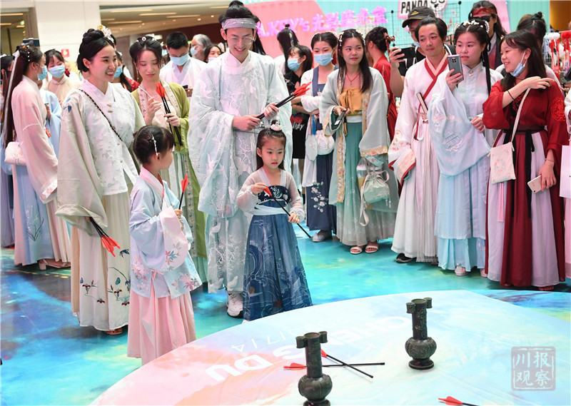 穿越了投剑做灯笼买头饰一群古代人在成都玩得欢