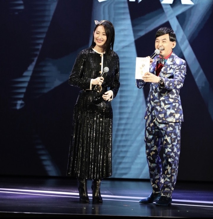 林志玲|林志玲亮相电影节脸肿未消，林依晨张钧甯罕见秀性感，陈意涵造型高贵