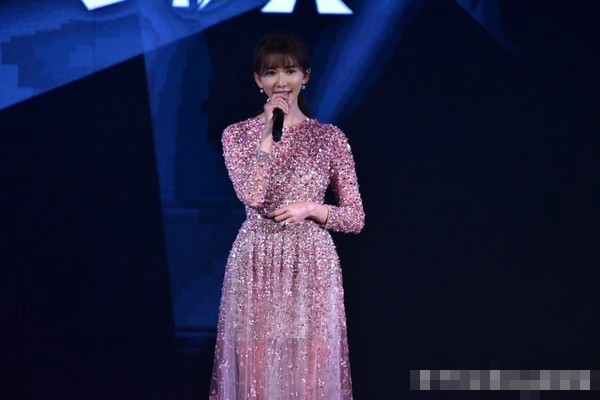 林志玲|林志玲亮相电影节脸肿未消，林依晨张钧甯罕见秀性感，陈意涵造型高贵