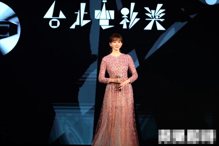 林志玲|林志玲亮相电影节脸肿未消，林依晨张钧甯罕见秀性感，陈意涵造型高贵