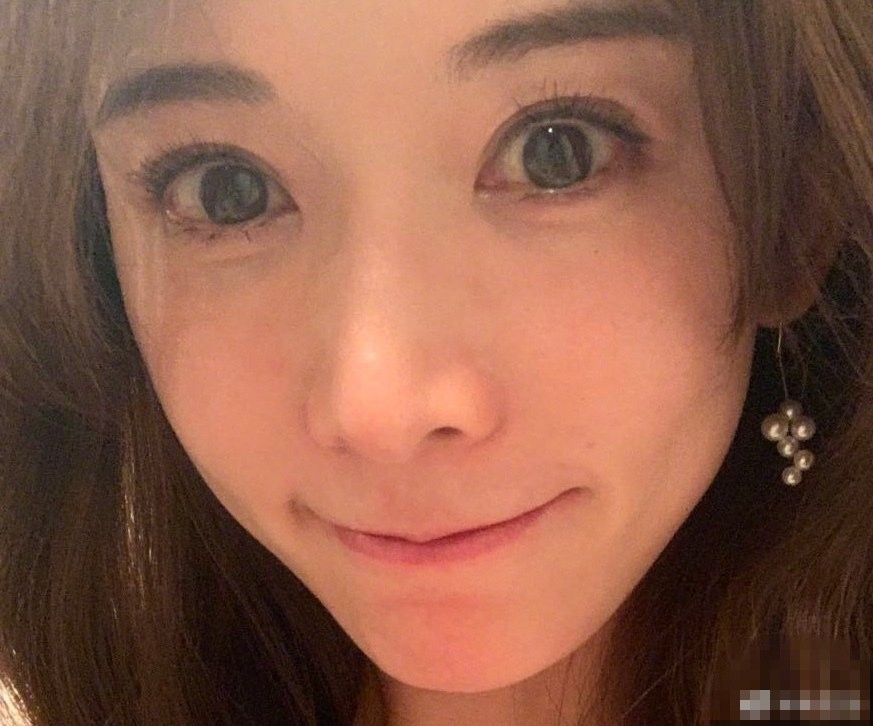 林志玲|林志玲亮相电影节脸肿未消，林依晨张钧甯罕见秀性感，陈意涵造型高贵