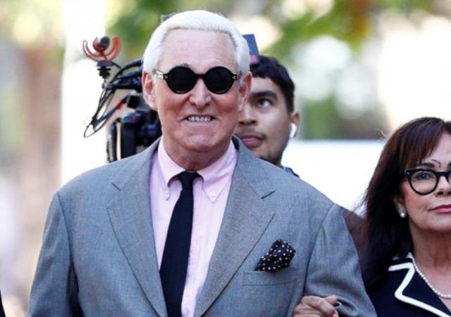 罗杰·斯通|被特朗普减刑，斯通夸张扭动身体快乐跳舞庆祝，脸上没一丝忧虑