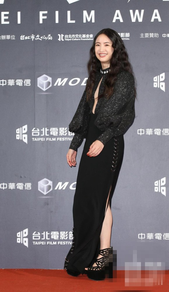 林志玲|林志玲亮相电影节脸肿未消，林依晨张钧甯罕见秀性感，陈意涵造型高贵