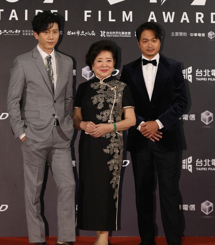 林志玲|林志玲亮相电影节脸肿未消，林依晨张钧甯罕见秀性感，陈意涵造型高贵