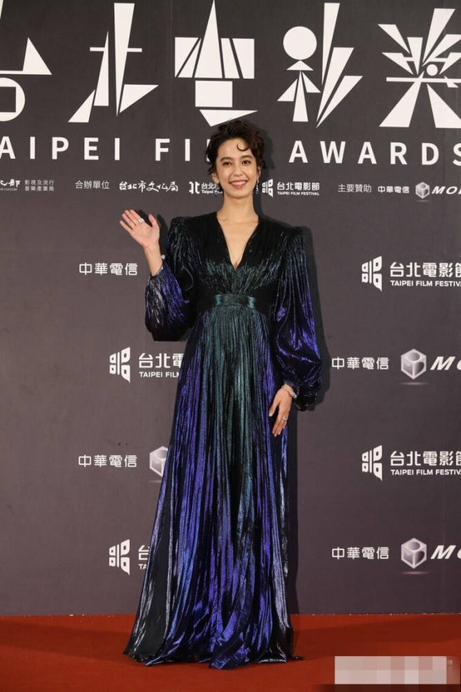 林志玲|林志玲亮相电影节脸肿未消，林依晨张钧甯罕见秀性感，陈意涵造型高贵