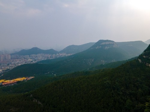 无人机航拍济南佛慧山，茂密的森林绿意盎然，一座天然的城市氧吧