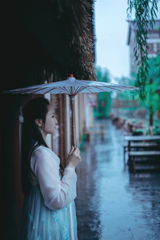 江南美女雨中图片