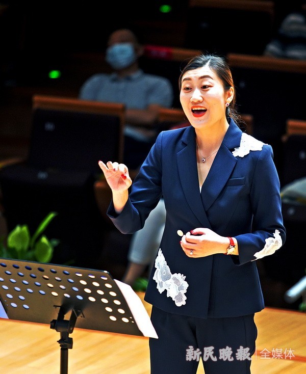 图为杨雯君老师在指挥东方艺术中心童声合唱团演唱打开腾讯新闻,查看